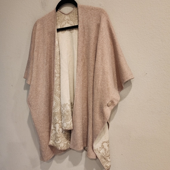 NWT Chico's Reversible Button-Detail Ruana. Tan/Metallic Gold. Size S/M (O/S) - Picture 6 of 17